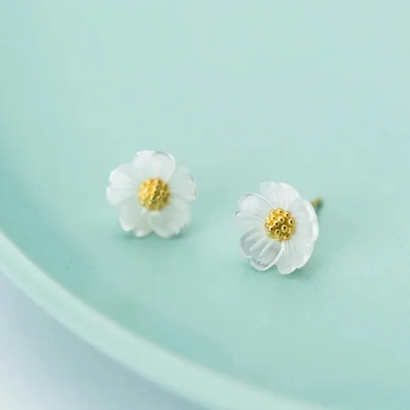 Gorgeous Flower Stud Earrings - Picture 4 of 5